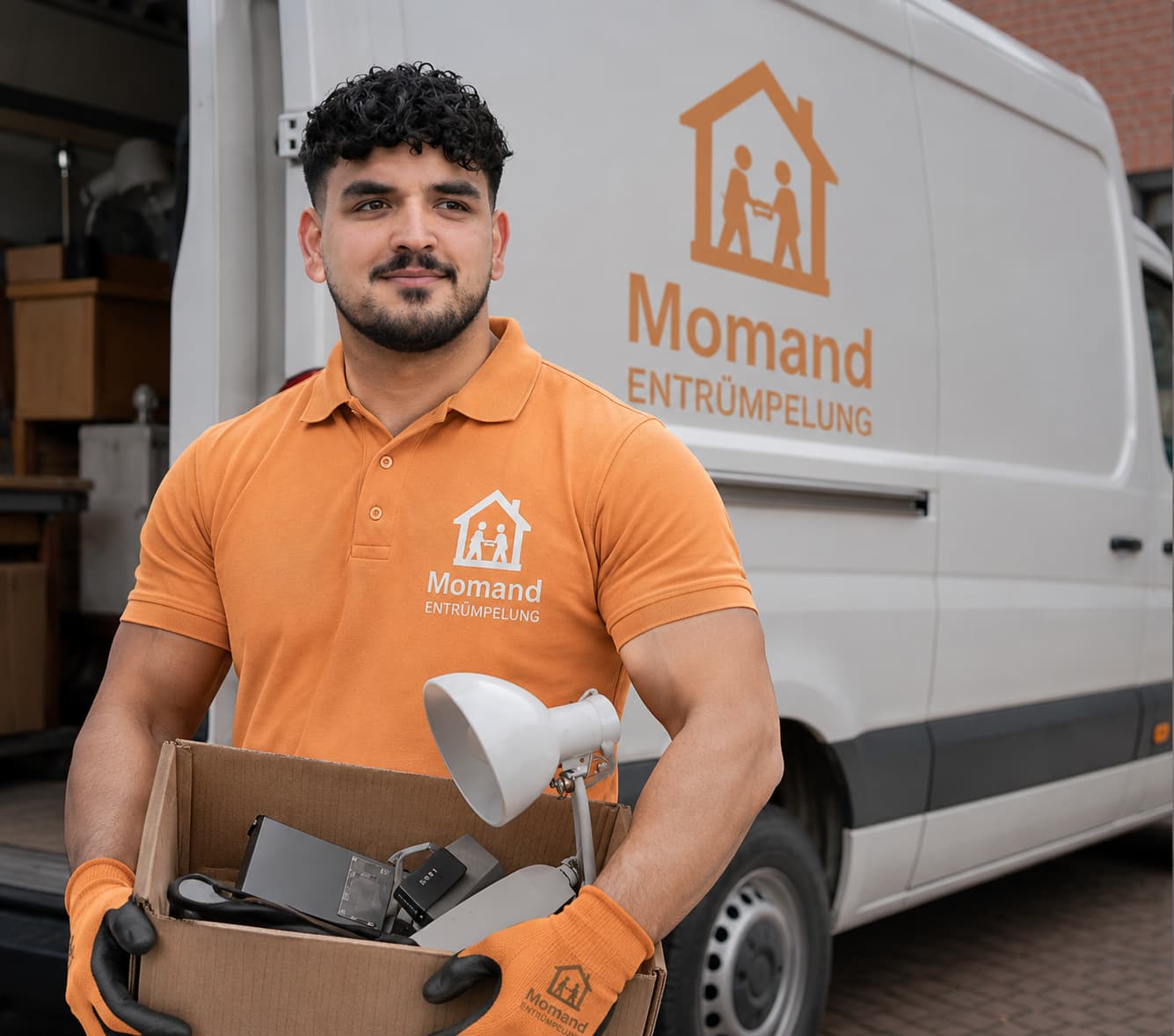 Muzamil Momand vor dem Entrümpelungs-Transporter Muzamil Momand – Inhaber Momand Entrümpelung Dortmund